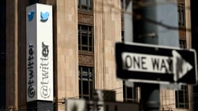 L'enseigne du siège Twitter en partie démantelée, à San Francisco le 24 juillet.
