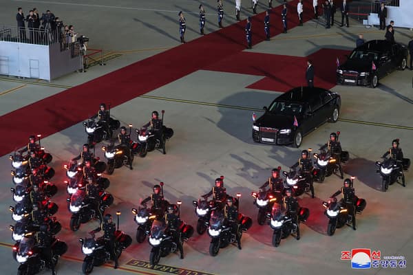 Un convoi transporte le dirigeant nord-coréen Kim Jong Un et le président russe Vladimir Poutine quittant l'aéroport international de Pyongyang pour entrer dans la capitale nord-coréenne, le 19 juin 2024.