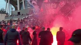 Les supporters lyonnais rassemblés devant le Groupama Stadium à la veille du derby OL-ASSE