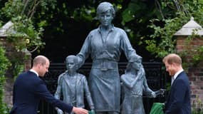 La statue de Diana inaugurée le jeudi 1er juillet 2021 par ses fils, les princes William et Harry