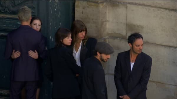 Charlotte Gainsbourg et Lou Doillon devant l'église Saint-Roch