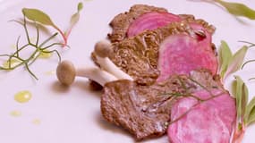 Le bifteck de laboratoire fabriqué par la start-up israélienne Aleph Farms ressemblant à une tranche de muscle issue d'une pièce de viande naturelle.