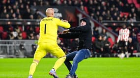 Marko Dmitrovic, gardien du Séville FC, a été agressé sur la pelouse par un striker en fin de rencontre lors du barrage retour de Ligue Europa au PSV Eindhoven