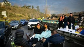 Des chauffeurs de taxi participent à une manifestation de blocage des routes, le 2 décembre 2024 à Lyon