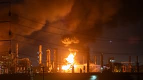 Un incendie dans une raffinerie Chevron le 2 octobre 2025 à El Segundo, en Californie.