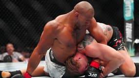 Ciryl Gane lors de son combat contre Alexander Volkov, le 7 décembre à l'UFC 310
