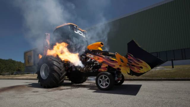Non, ce n'est pas un dragster mais bien une chargeuse-pelleteuse. Avec un petit détail, elle dépasse les 100 km/h en vitesse de pointe.