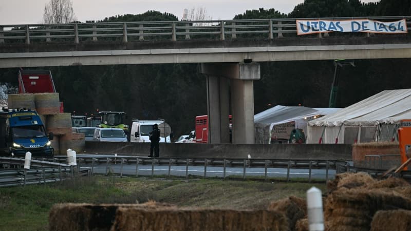 "On a fait une petite mêlée": le barrage sur l'A64 levé par les agriculteurs après de brèves échauffourées avec les forces de l'ordre