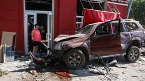 Une voiture endommagée après un bombardement russe à Tcherniguiv en Ukraine, le 19 août 2023