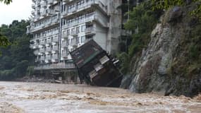 Le pan d'un hôtel de la ville de Nikko, au nord de Tokyo, s'écroule dans les eaux, le 10 septembre 2015.