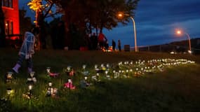 Des lanternes allumées en hommage aux 215 corps d'enfants retrouvés enfouis sur le site de l'ancien pensionnat de Kamloops au Canada. 