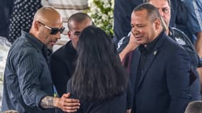 Neymar Sr. (à droite) avec les proches de Pelé à Santos