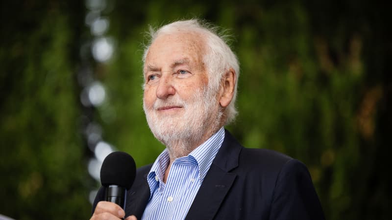 Loïk Le Floch-Prigent, ancien PDG d'Elf, prononce un discours lors de l'Université d'été de Reconquête, le rassemblement d'été du parti d'extrême droite français « Reconquête », à Orange, dans le sud-est de la France, le 7 septembre 2024.