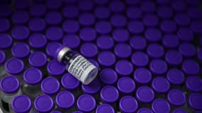Des flacons du vaccin Pizer/BioNTech le 29 juin 2021 dans un centre de vaccination à Paris