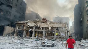 Un homme inspecte les débris et les dégâts sur le site des frappes aériennes israéliennes qui ont visé la banlieue sud de Beyrouth le 27 octobre 2024
