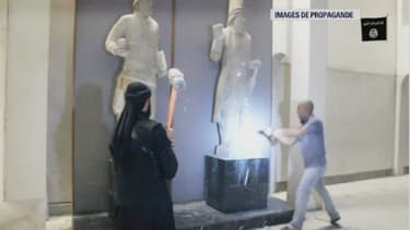 Des images de propagande diffusées par Daesh fin février 2015, montrant des jihadistes détruire des oeuvres à l'intérieur du musée de Mossoul, en Irak.