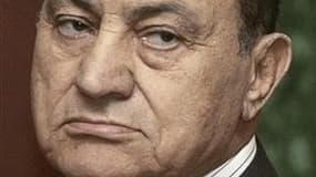 Le directeur de l'hôpital où se trouve Hosni Moubarak a démenti dimanche soir à la télévision égyptienne l'information selon laquelle l'ancien président se trouverait dans le coma comme l'avait annoncé l'avocat de l'ex-chef d'Etat. /Photo d'archives/REUTE