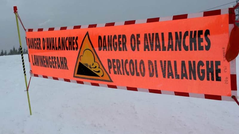 Un drapeau avertissant d'un danger d'avalanche lors d'un exercice aux Deux Alpes, le 20 décembre 2023.