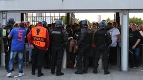 La police patrouille aux portes alors que certains fans ont été empêchés d'entrer avant la finale de la Ligue des champions de l'UEFA entre Liverpool et le Real Madrid au Stade de France à Saint-Denis, au nord de Paris, le 28 mai 2022.