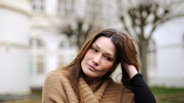 Dans une interview publiée jeudi par le magazine américain Vanity Fair, Carla Bruni-Sarkozy dit avoir été blessée par les commentaires de la presse sur ses rondeurs post-accouchement et dément les rumeurs sur la possibilité d'une rupture avec son mari il