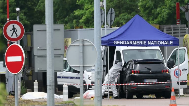 La police scientifique sur les lieux de l'attaque d'un fourgon pénitentiaire au péage d'Incarville, dans l'Eure, le 14 mai 2024