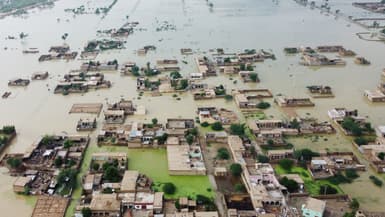 Cette vue aérienne montre une zone résidentielle inondée dans la ville de Dera Allah Yar après de fortes pluies de mousson dans le district de Jaffarabad, province du Baloutchistan, au Pakistan, le 30 août 2022. 