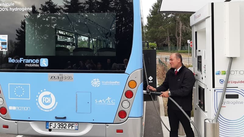 La région Ile-de-France expérimente l'exploitation de deux bus à hydrogène dans les Yvelines, sur un trajet long de 12,5 kilomètres et emprunté quotidiennement par un millier de voyageurs.