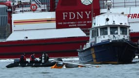 Des équipes travaillent pour retirer un hélicoptère accidenté de la rivière Hudson le 10 avril 2025 à Jersey City, New Jersey. 