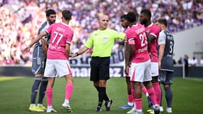 L'arbitre Benoît Millot lors du match de Ligue 1 Toulouse-Brest le 24 août 2025