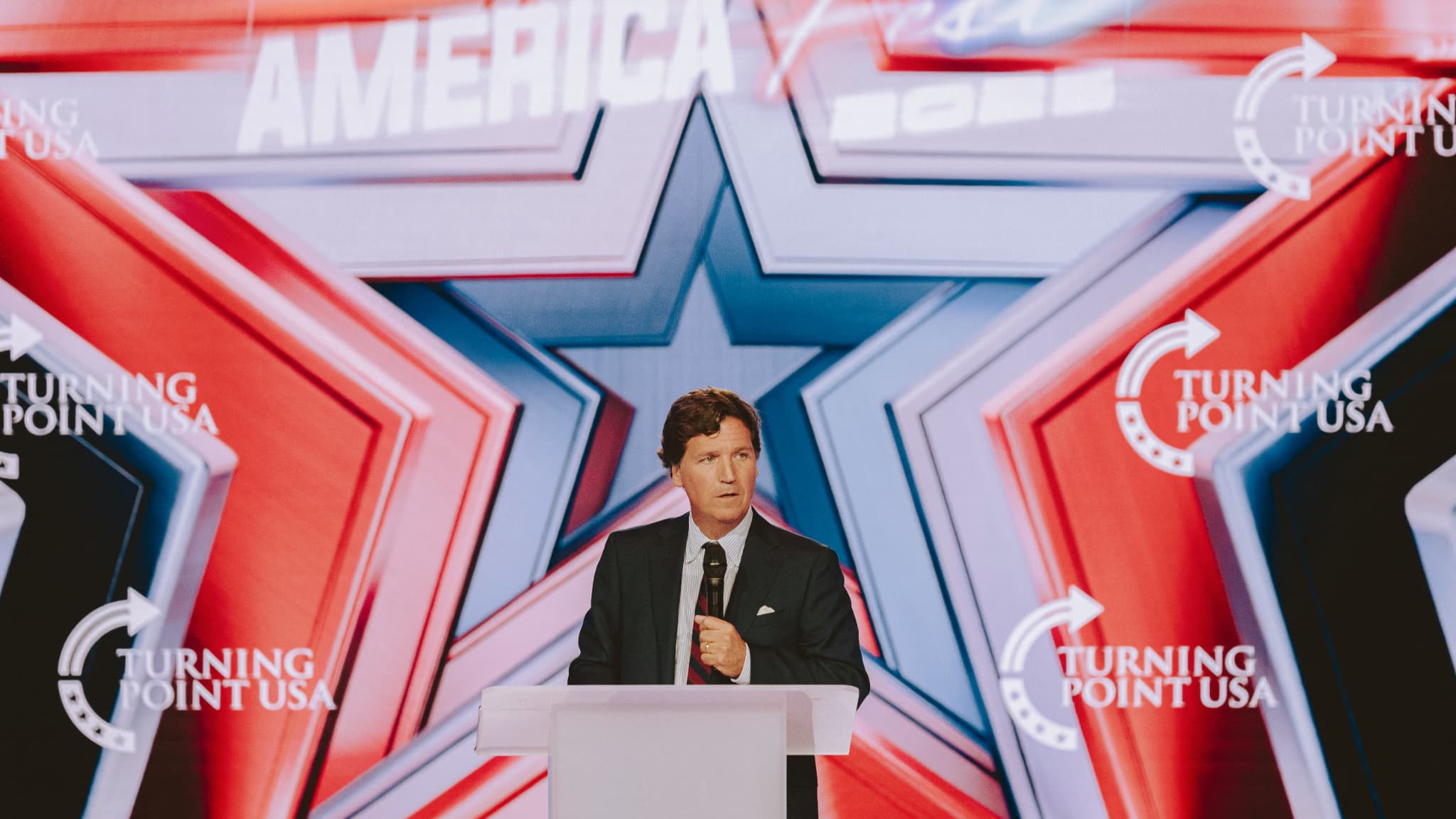 Le commentateur politique conservateur et animateur de podcast Tucker Carlson prend la parole lors de la conférence annuelle AmericaFest organisée par Turning Point, en mémoire du militant politique de droite Charlie Kirk, à Phoenix, en Arizona, le 18 décembre 2025. Le commentateur politique conservateur et animateur de podcast Tucker Carlson prend la parole lors de la conférence annuelle AmericaFest organisée par Turning Point, en mémoire du militant politique de droite Charlie Kirk, à Phoenix, en Arizona, le 18 décembre 2025.