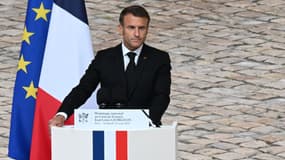 Emmanuel Macron dans la Cour des Invalides, le 25 août 2023.