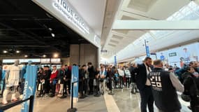 Des dizaines de supporteurs de l'Olympique de Marseille au centre commercial des Terrasses du Port à Marseille (Bouches-du-Rhône), le mardi 18 février 2025 pour une séance de dédicaces de joueurs.