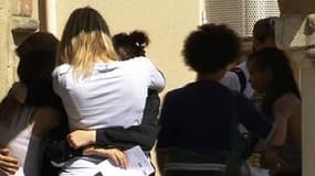 Sur la palce de Condrieu, la famille et les proches de l'adolescent de 14 ans tué cherchent à comprendre