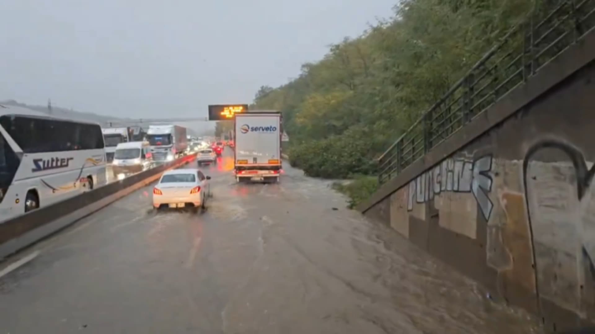 L'A47 inondée à Givors, le 17 octobre 2024.