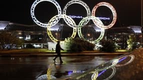 Le symbole des Jeux Olympiques devant l'aéroport de Sotchi, Russie, la ville hôte de la compétition.