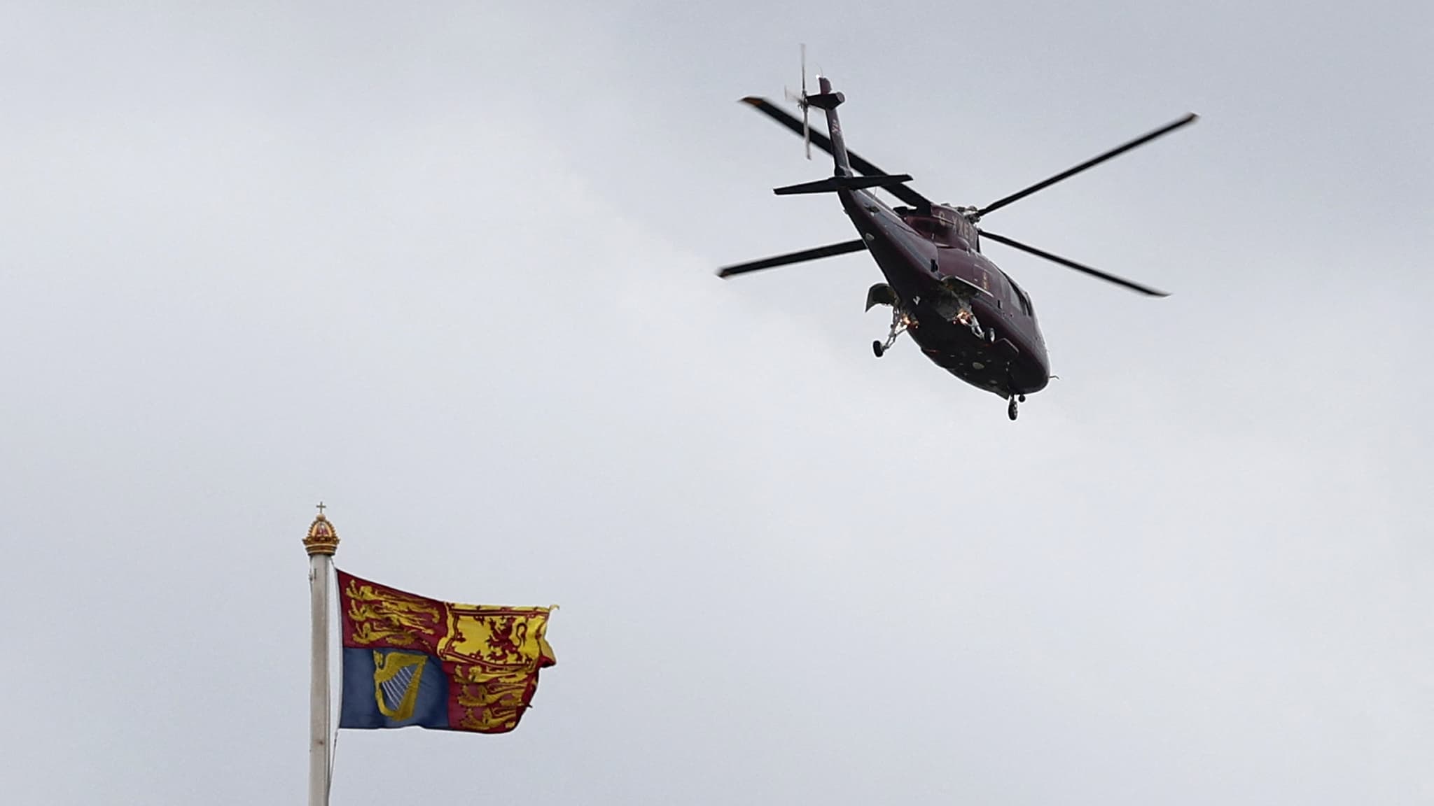 Un hélicoptère aperçu quittant le palais de Buckingham avec à son bord le roi Charles III, le 6 février 2024. Un hélicoptère aperçu quittant le palais de Buckingham avec à son bord le roi Charles III, le 6 février 2024.