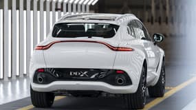 Ligne d'assemblage de l'Aston Martin DBX dans l'usine de St-Athan au Pays de Galles