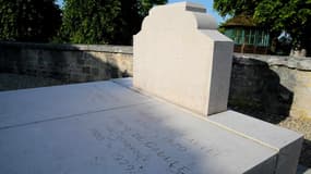 La tombe du général de Gaulle, après avoir été dégradée, samedi en fin d'après-midi à Colombey-les-deux-Eglises