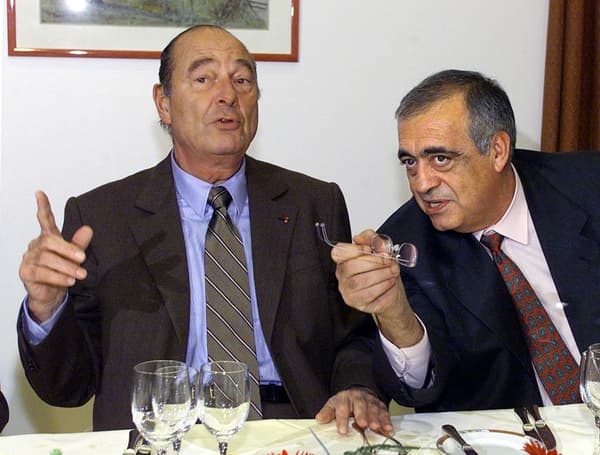 Jacques Chirac et Philippe Séguin à Vittel, le 9 novembre 2000. En éternel désaccord avec le second sur plusieurs sujets, le premier n'a jamais appelé publiquement les électeurs parisiens à voter pour la liste officielle de la droite. Jacques Chirac et Philippe Séguin à Vittel, le 9 novembre 2000. En éternel désaccord avec le second sur plusieurs sujets, le premier n'a jamais appelé publiquement les électeurs parisiens à voter pour la liste officielle de la droite.