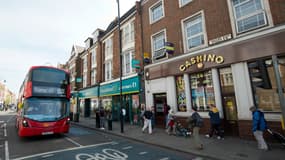 Un bus passe le 5 mai 2016 le long de Tooting High Street dans le sud de Londres. 