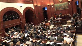 L'assemblée constituante égyptienne dominée par les islamistes a adopté vendredi matin un projet de nouvelle constitution qui sera présenté au président Mohamed Morsi dans la journée pour sa ratification, avant d'être soumis à référendum. /Photo prise le