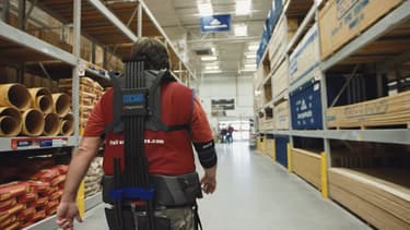 Les salariés de ce magasin de bricolage sont équipés d'exosquelettes censés rendre moins pénibles le port et le transport de charges lourdes.