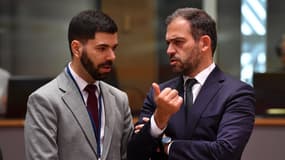 Le ministre de l'environnement portugais Duarte Cordeiro (à droite) avec son conseiller (à gauche), durant le conseil spécial des ministres européens de l’énergie sur la crise du gaz et du pétrole russes, à Bruxelles, le 2 mai 2022
