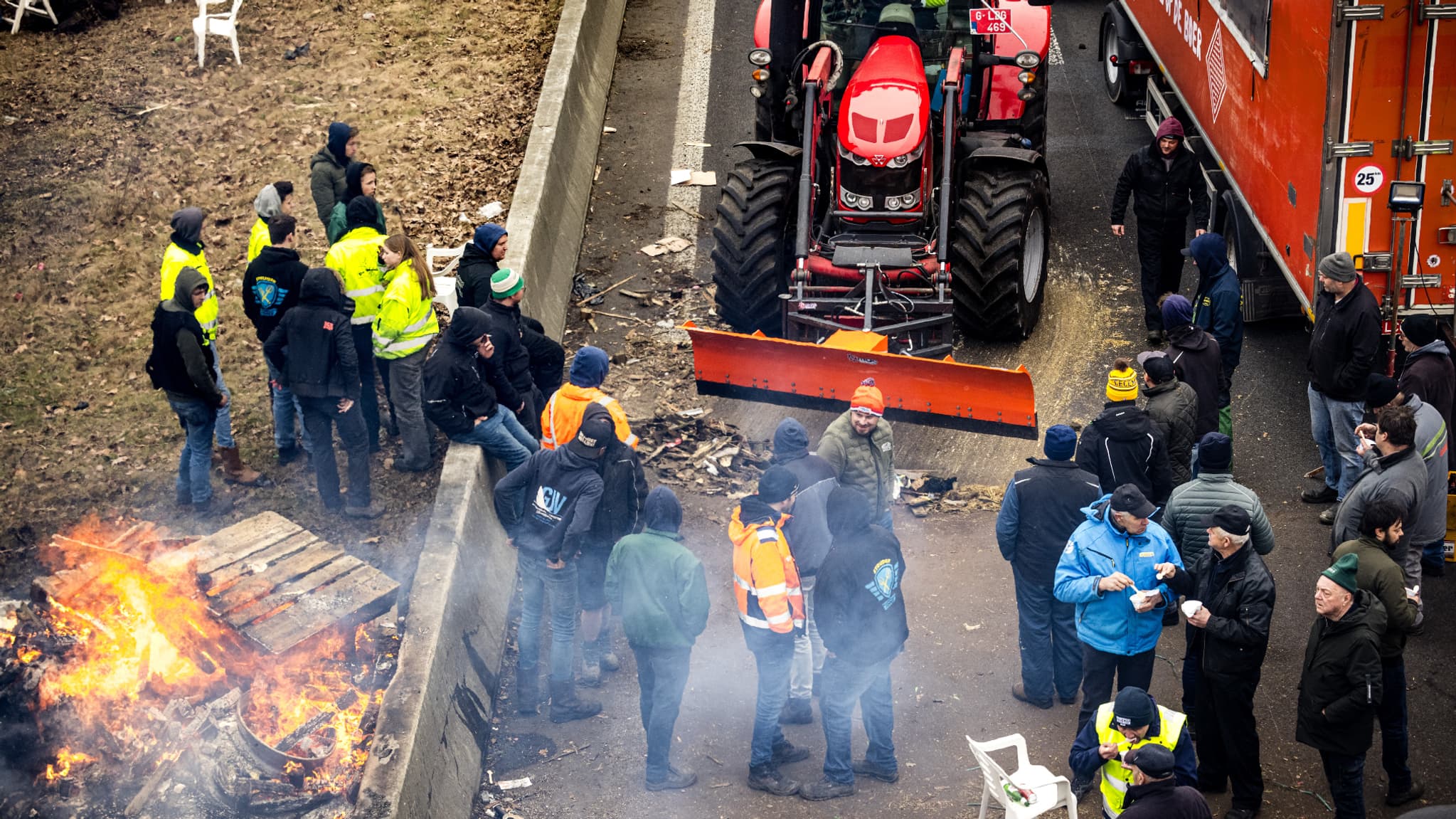 Le poste frontière entre la Belgique et les Pays-Bas, à Arendonk, bloqué par des agriculteurs belges et néérlandais. 