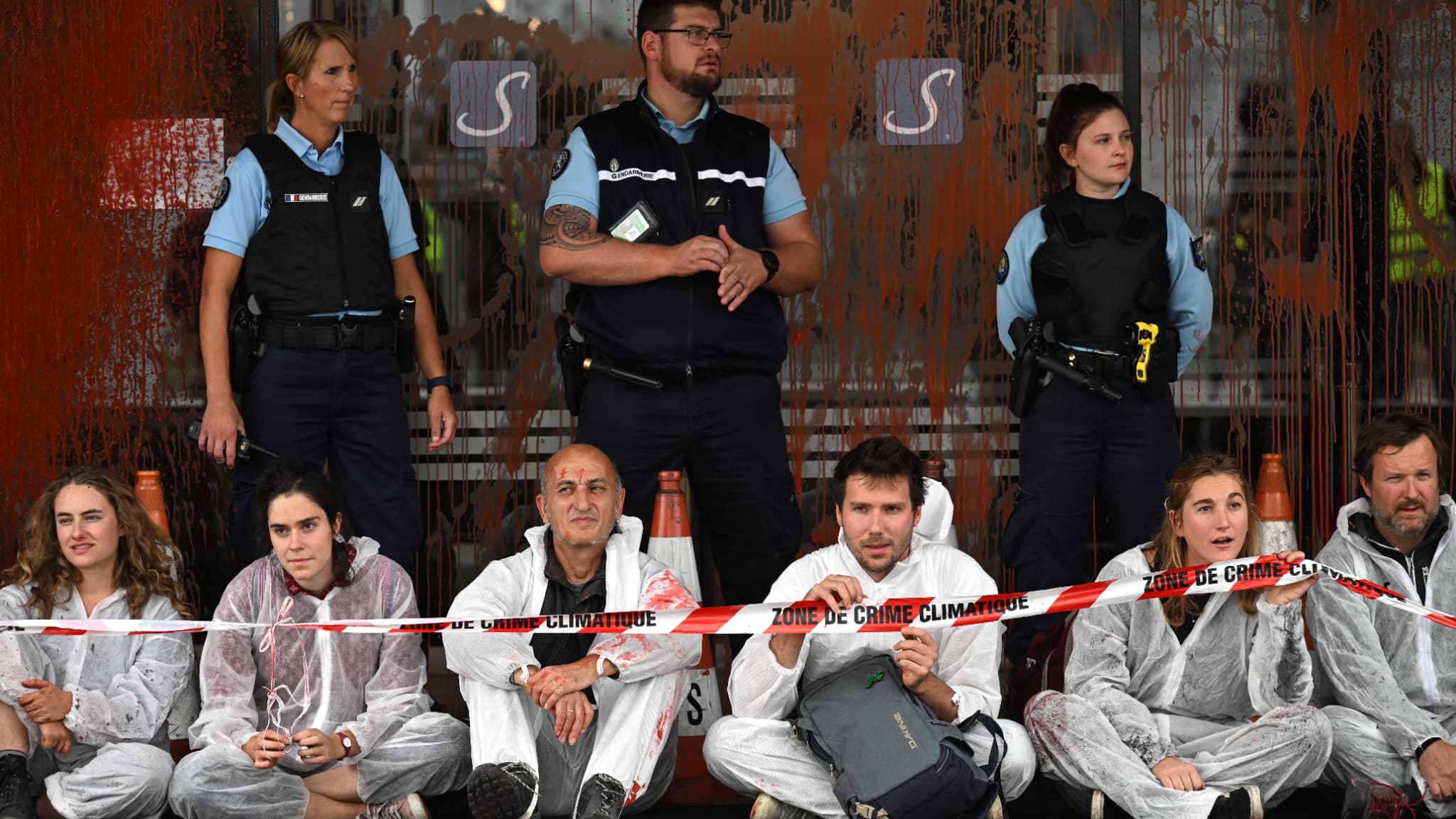 Des activistes d'Extinction Rebellion et les forces de l'ordre lors d'une occupation de l'aéroport du Bourget à Paris en septembre 2022. Des activistes d'Extinction Rebellion et les forces de l'ordre lors d'une occupation de l'aéroport du Bourget à Paris en septembre 2022.