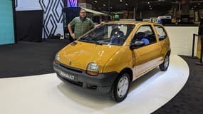 Sur son stand à Rétromobile 2023, Renault rend hommage à la Twingo de première génération, qui fête cette année ses 30 ans. Ici, une version de pré-série, avec à ses côtés, Hugues Portron, directeur The Originals Renault.