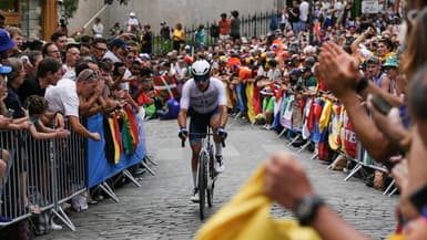 Le cycliste israélien Itamar Einhorn dans les rues de Montmarte lors des JO de Paris 2024