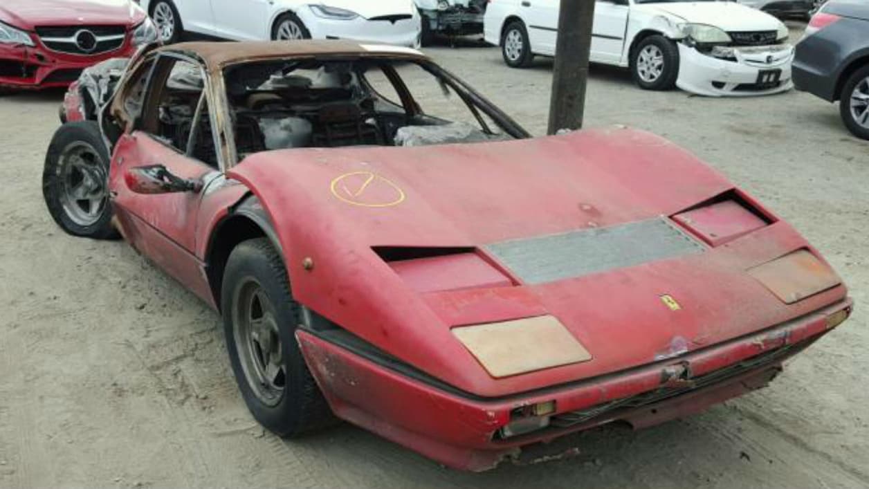 L'avant de l'épave de Ferrari 512 BB reste "très relativement" en bon état. 