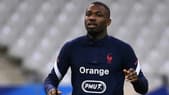 L'attaquant français Marcus Thuram s'échauffe avant le match amical entre la France et la Finlande, à Saint-Denis, le 11 novembre 2020
