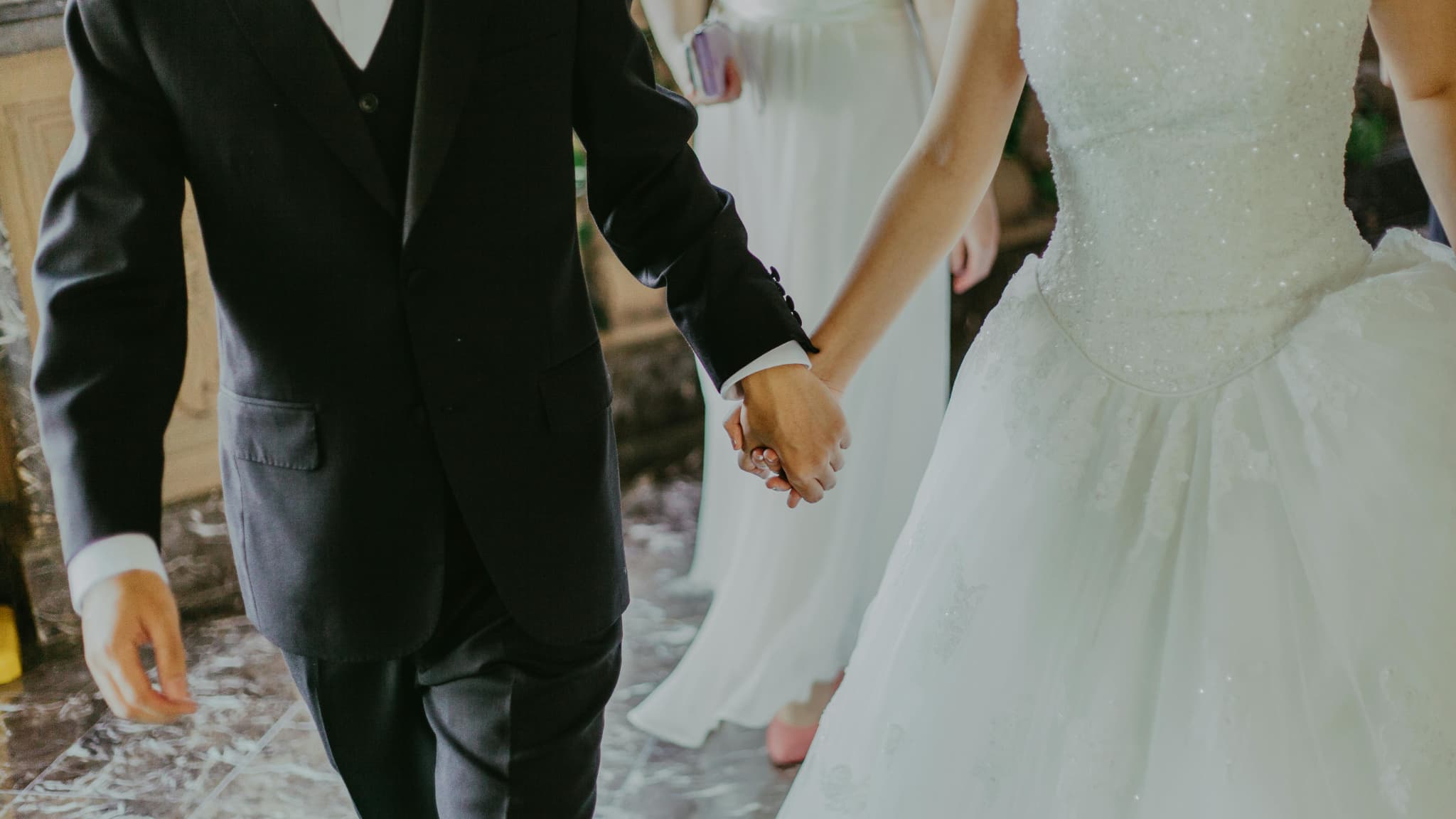 INFO BFMTV. SE MARIER COÛTE DE PLUS EN PLUS CHER (16.000 EUROS EN MOYENNE) POURTANT LE NOMBRE DE MARIAGES BONDIT ET EST AU PLUS HAUT DEPUIS 20 ANS
